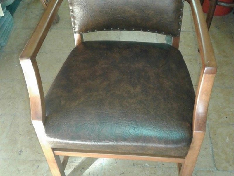 Tapizado de banquetas altas con asiento en cuero