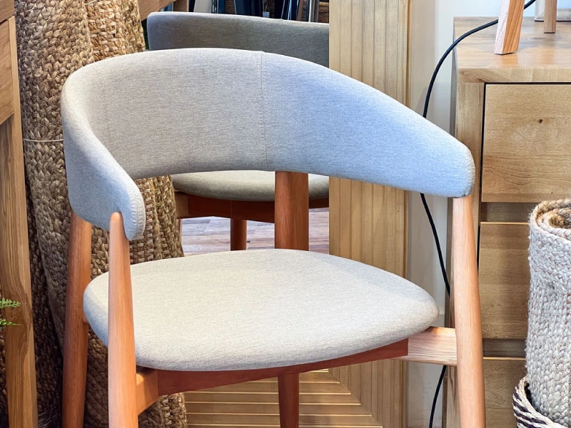 Retapizado de sillas de comedor con tachas decorativas