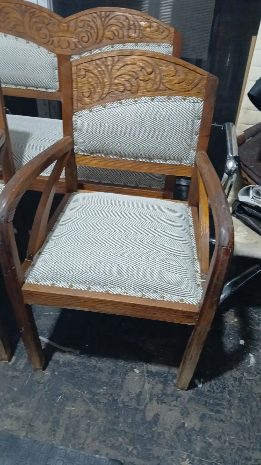 Retapizado de silla tallada en madera con tela espiga