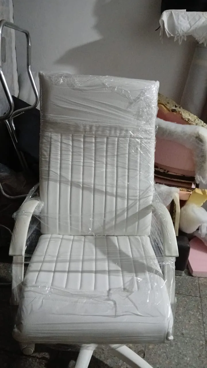 Retapizado de silla de oficina en ecocuero blanco