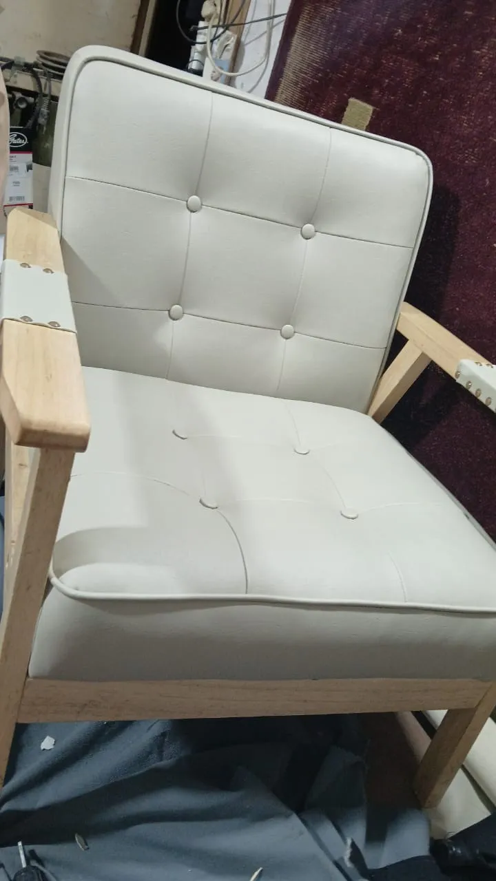 Retapizado de sillón individual capitoné en ecocuero blanco