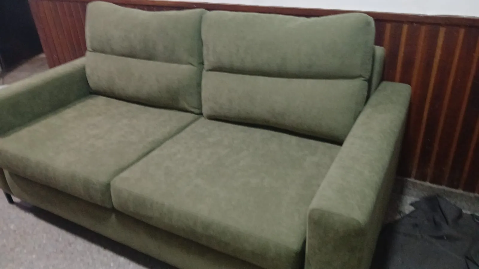 Retapizado de sillón individual en tela azul con brazos de madera