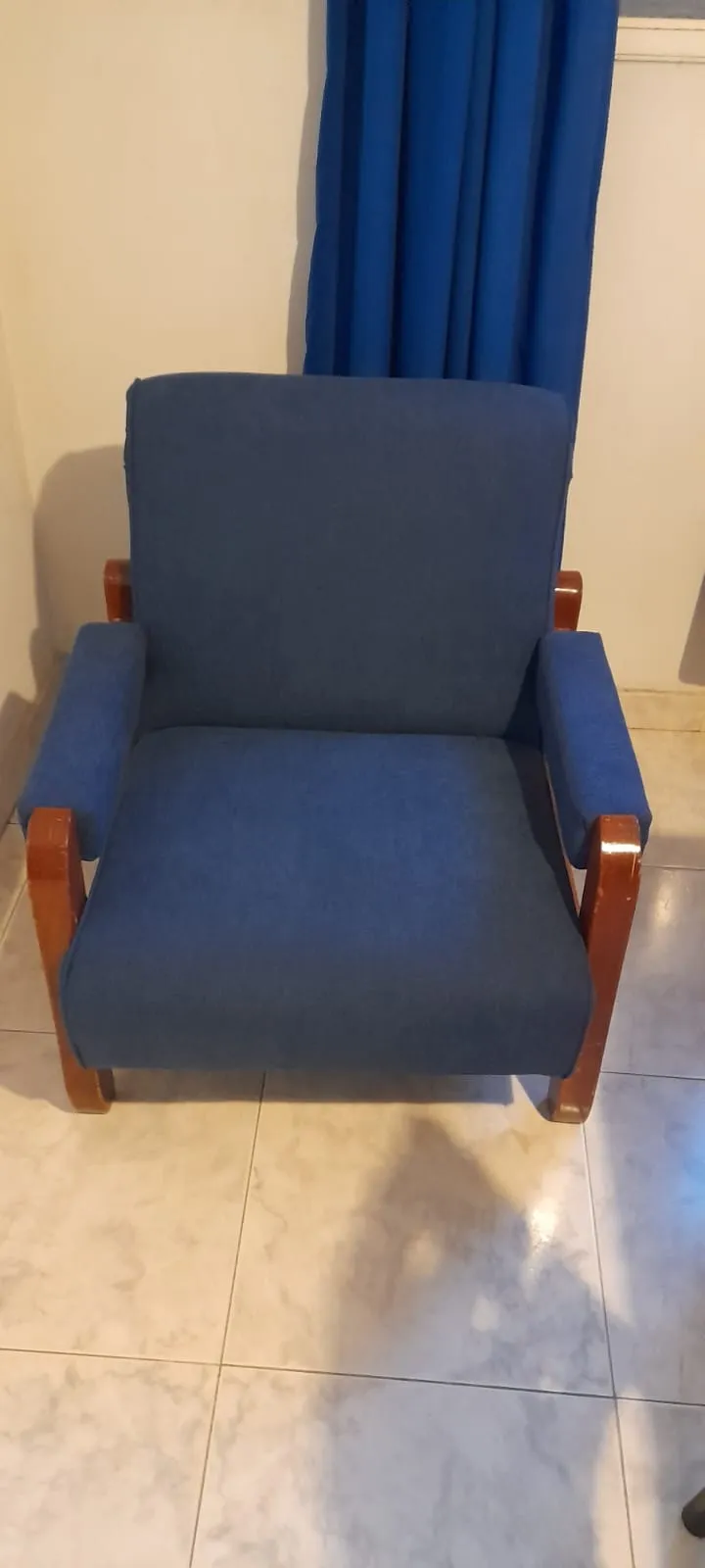 Retapizado de sillón esquinero gris en living con mesitas