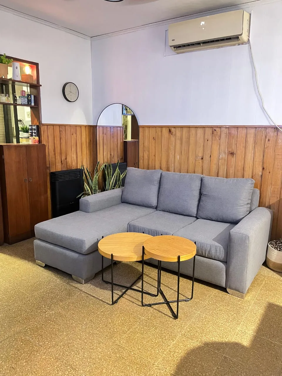 Retapizado de sillón esquinero gris en departamento