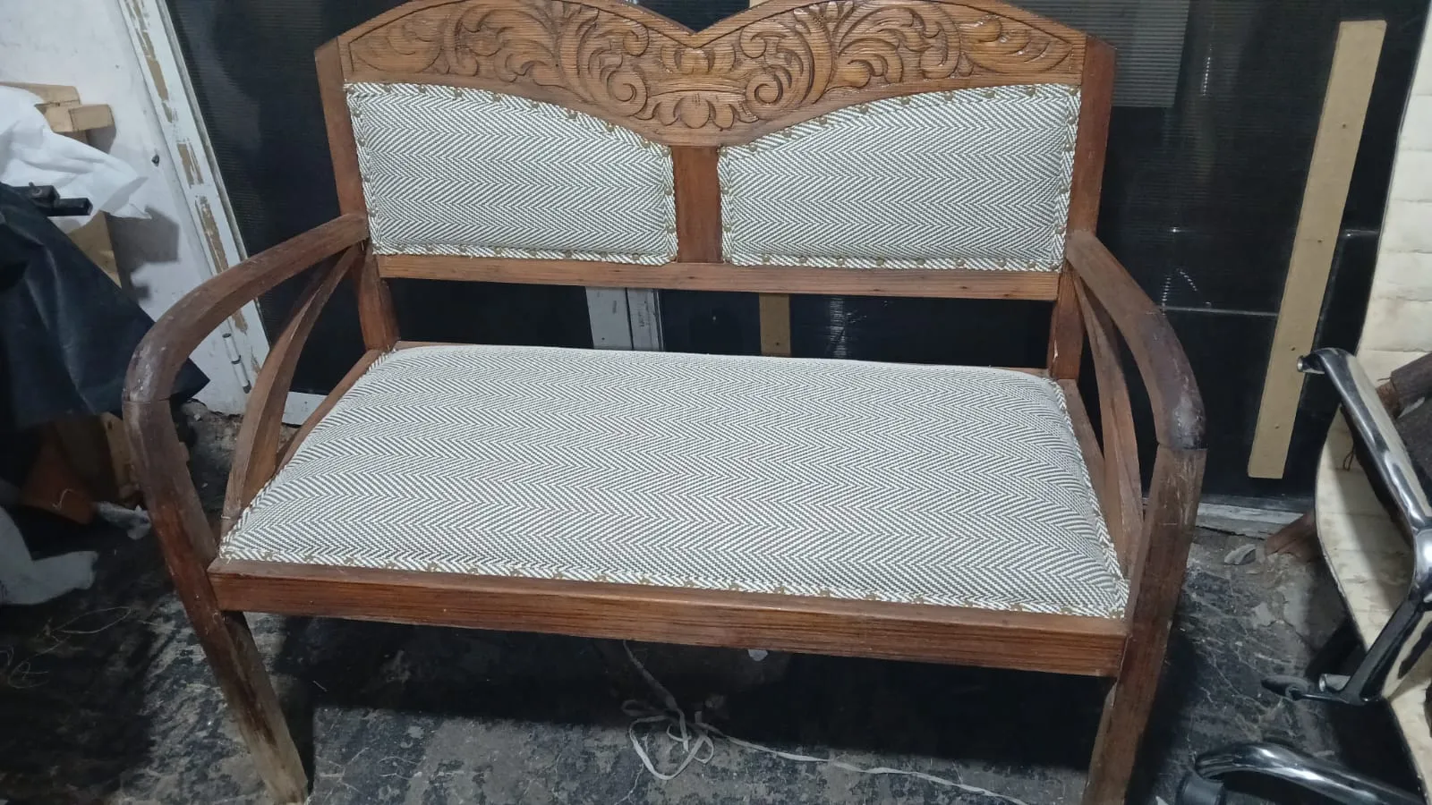 Retapizado de banco tallado en madera con tela espiga