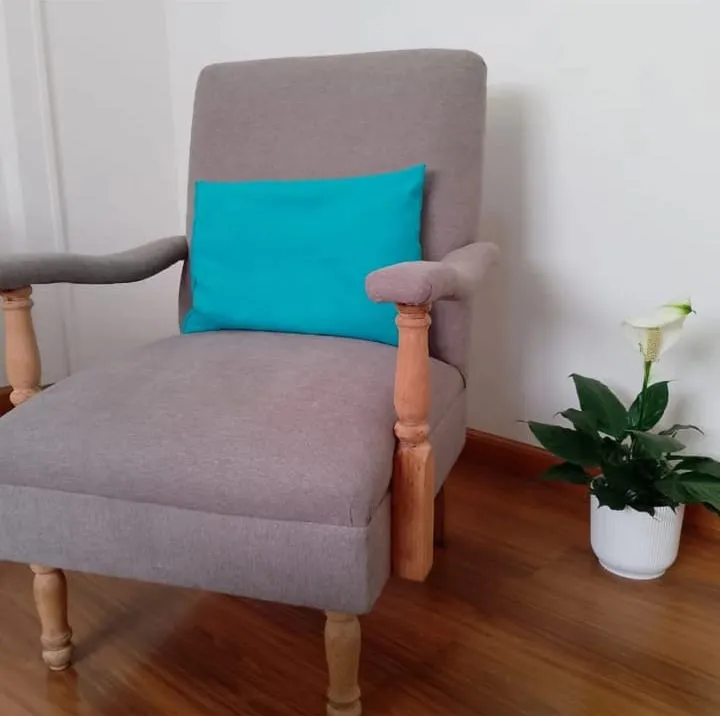 Retapizado de sillón individual en tela gris con brazos torneados