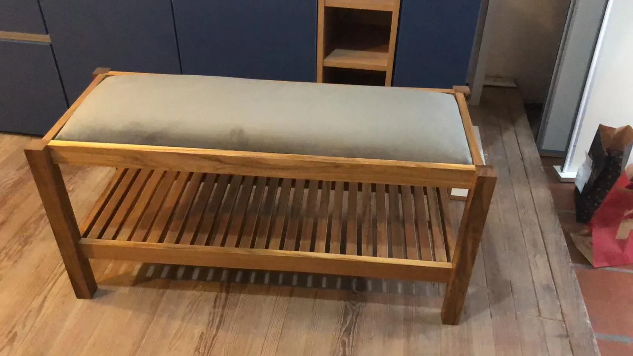 Banco tapizado a medida con almohadón y estante inferior en madera