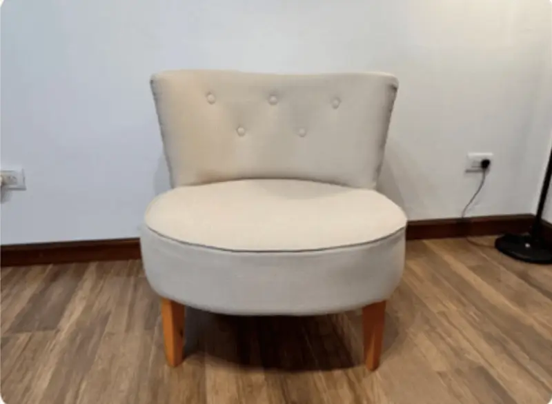 Sillón individual tapizado en tela beige - La Tapicería Rosario